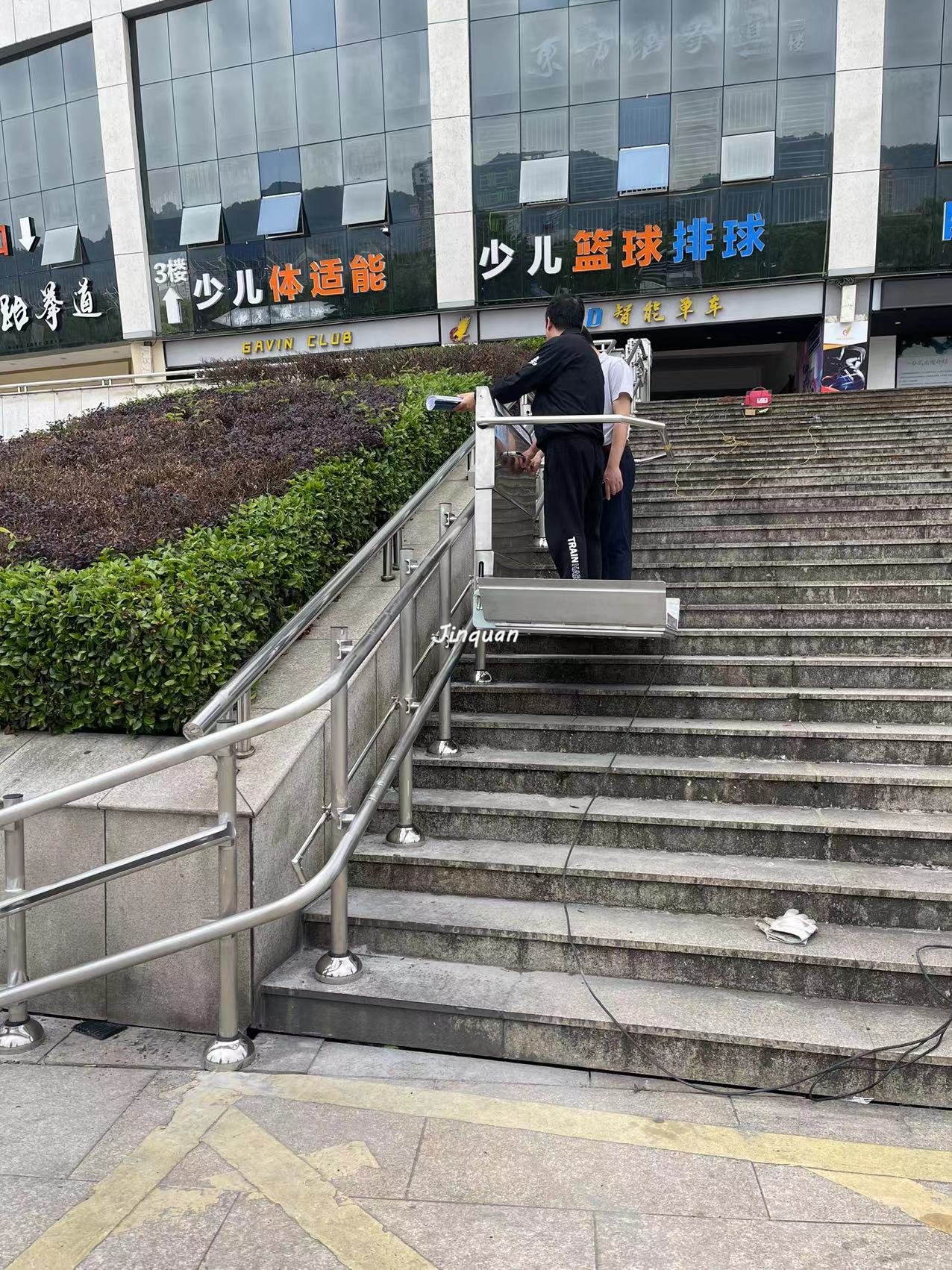 溫州體育場斜掛升降機(jī)